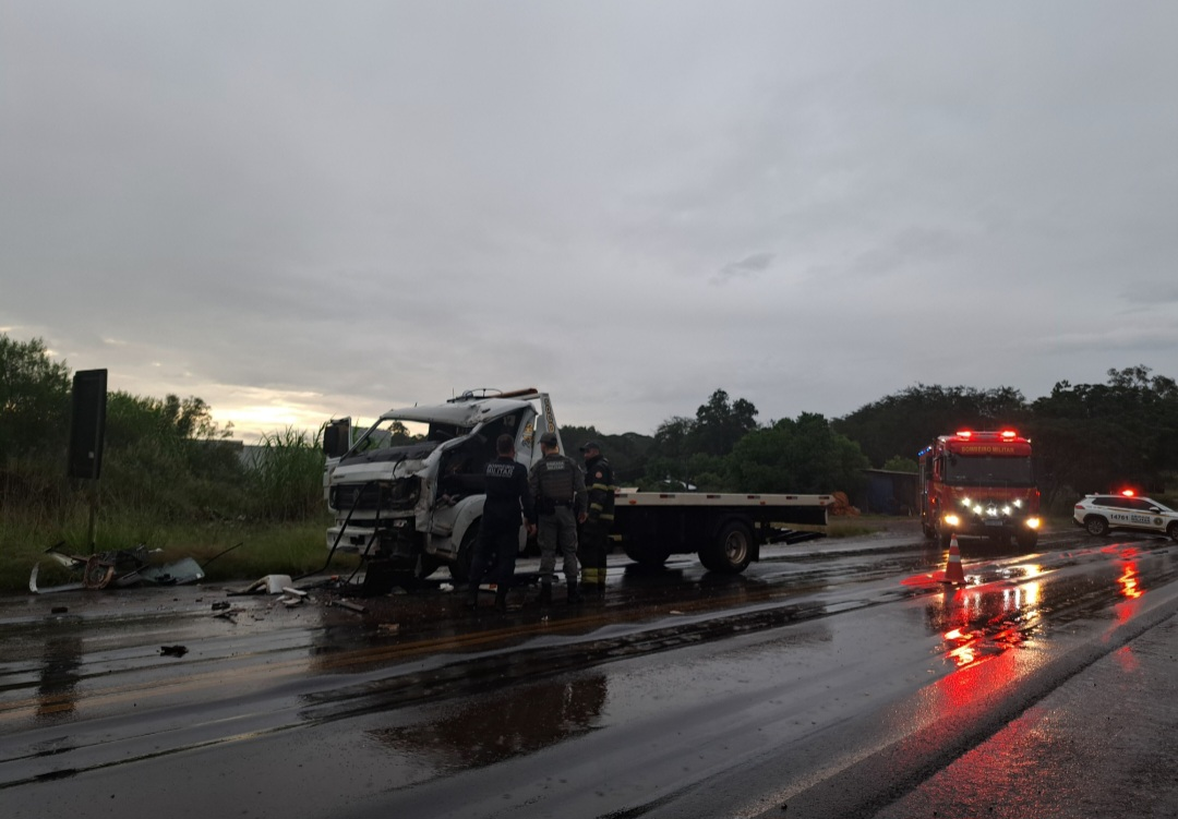Capa Colisão traseira entre guincho e ônibus deixa um ferido na ERS-404, em Sarandi