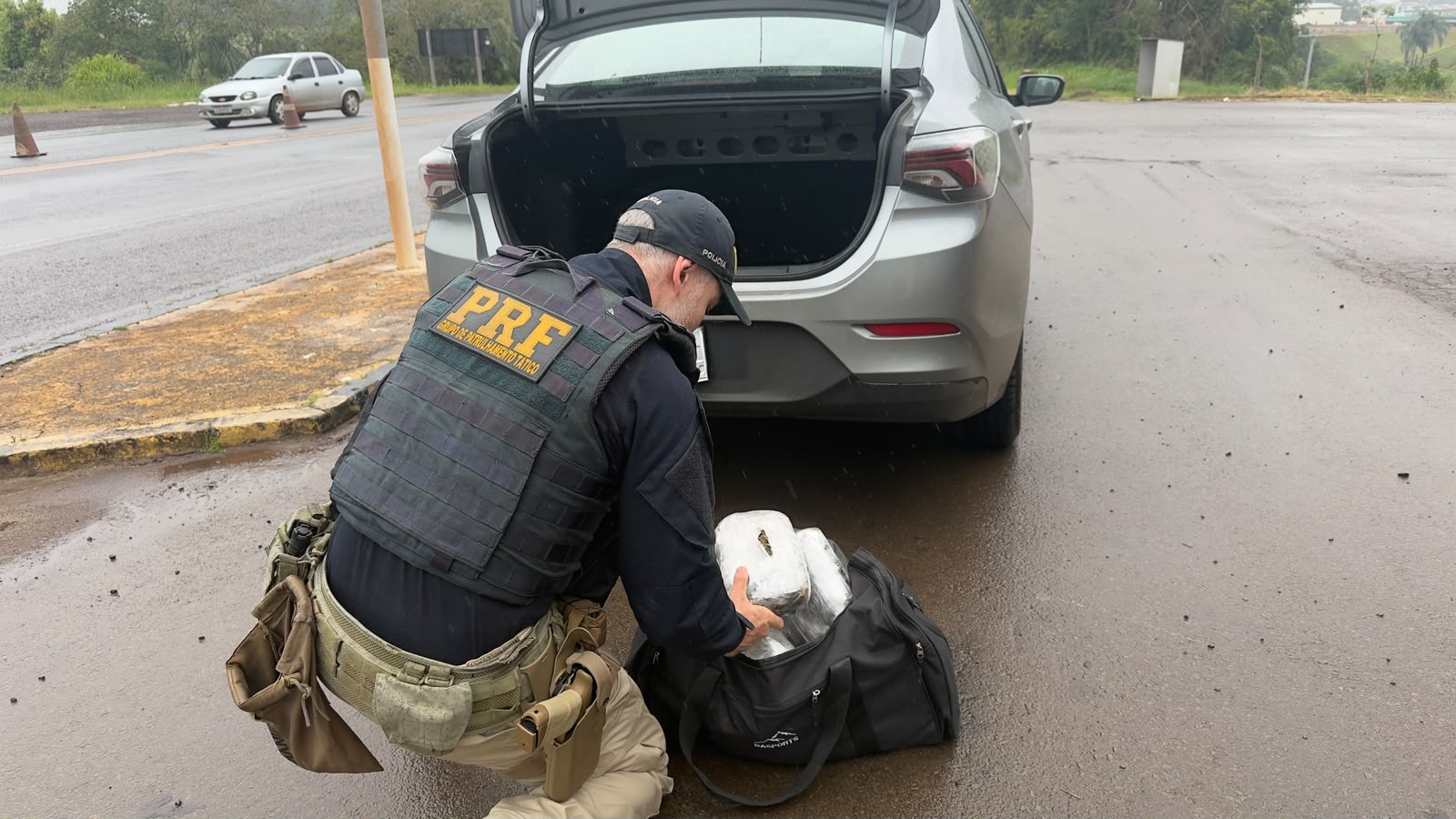 Capa PRF apreende 5,5 quilos de skunk e 1 quilo de haxixe na BR-386 em Sarandi