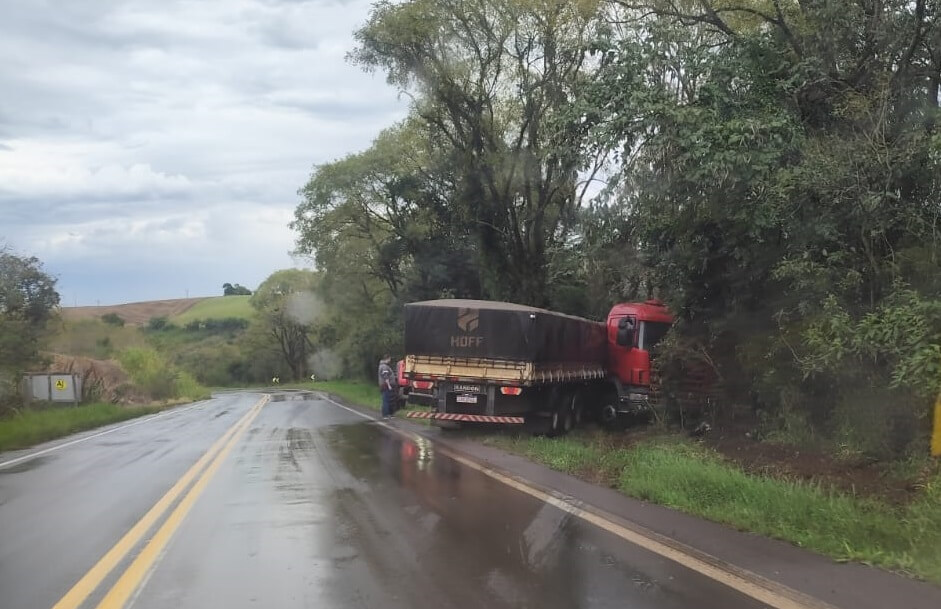 Capa Carreta sai da pista na ERS-404 entre Ronda Alta e Rondinha