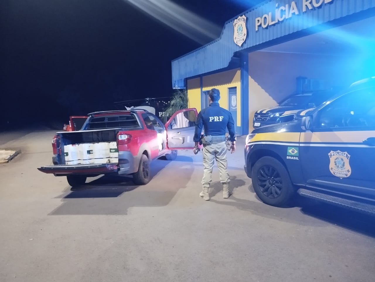 Capa PRF prende contrabandista com mais de 700 litros de agrotóxicos em Sarandi