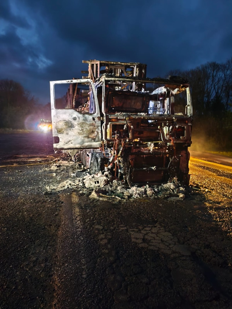 Capa Carreta carregada com 25 toneladas de leite condensado pega fogo na BR-386 em Sarandi