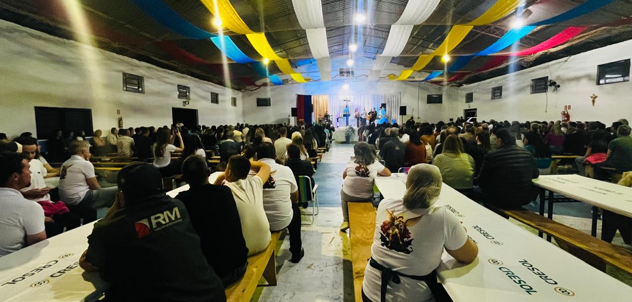 Capa Pavilhão da Capela São Miguel lota durante Noite de Espiritualidade em São Pedro das Missões