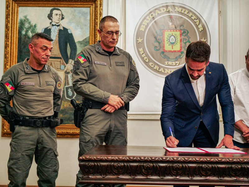 Capa Governador Eduardo Leite sanciona nova Lei de Organização Básica da Brigada Militar