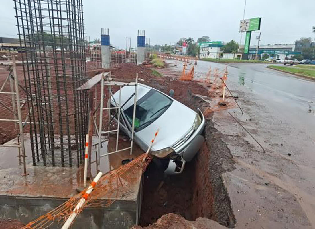 Capa Motorista foge após carro cair em escavação às margens da BR-285 em Ijuí