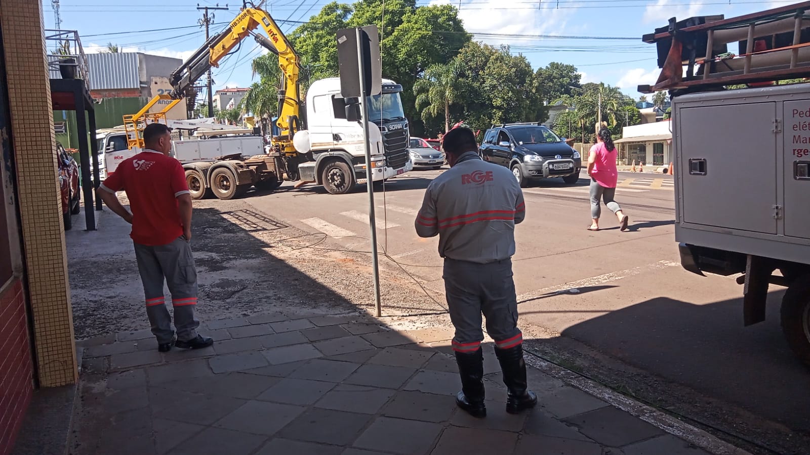 Capa Caminhão enrosca na fiação e provoca falta de energia na Avenida Independência em Palmeira das Missões