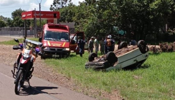 Capa Acidente deixa quatro feridos e carro capota na Avenida Independência, em Palmeira das Missões