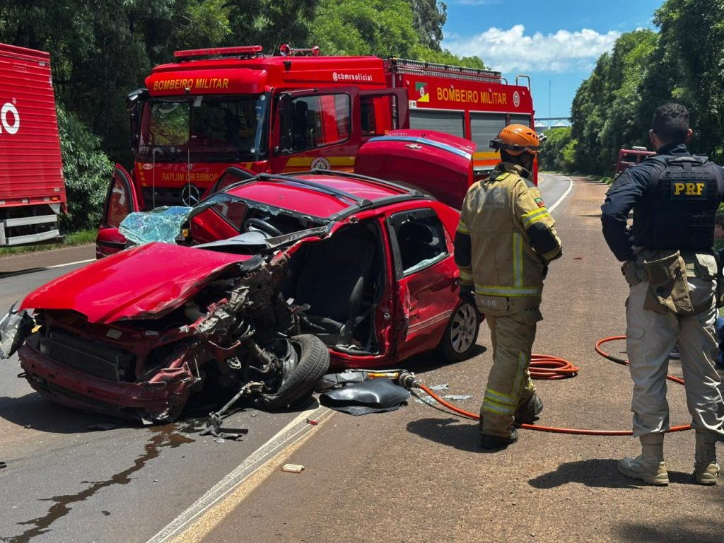 Capa Colisão entre carro e carreta deixa feridos na BR-386, em Sarandi