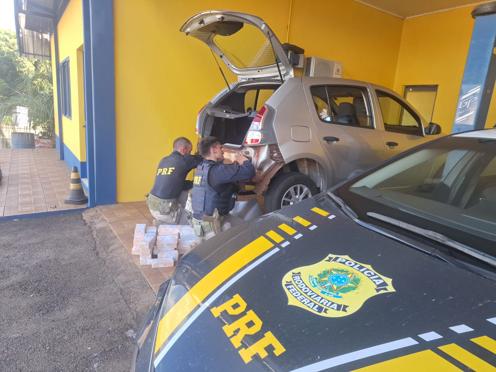Capa PRF prende homem transportando 65 celulares importados irregularmente em Sarandi 
