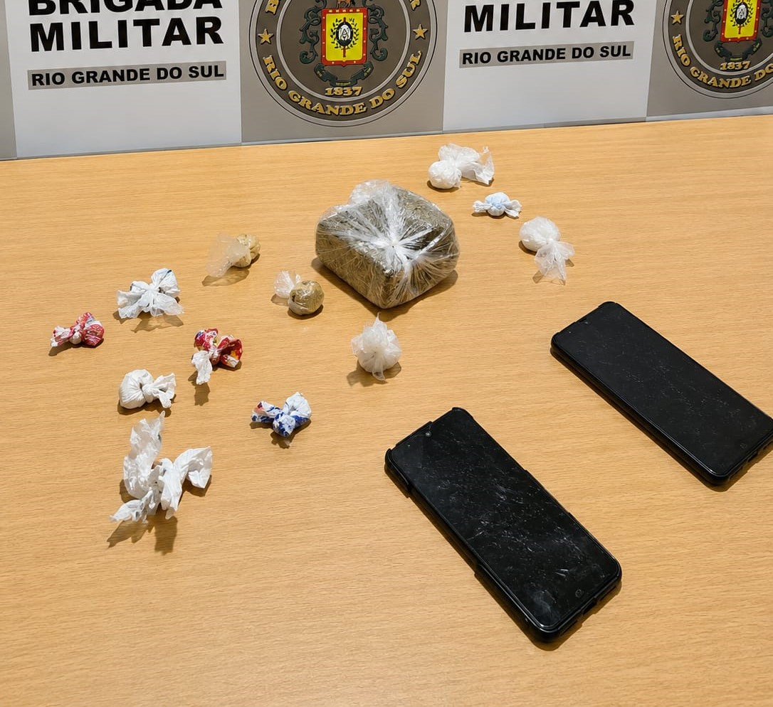 Capa Brigada Militar apreende adolescente por tráfico de drogas em Sarandi