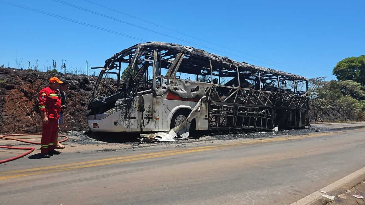 Capa Ônibus da Unesul é destruído por incêndio entre Ronda Alta e Pontão