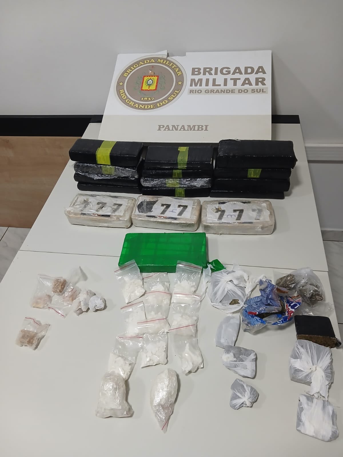 Capa Brigada Militar apreende mais de 13 quilos de drogas e prende dois homens em Panambi