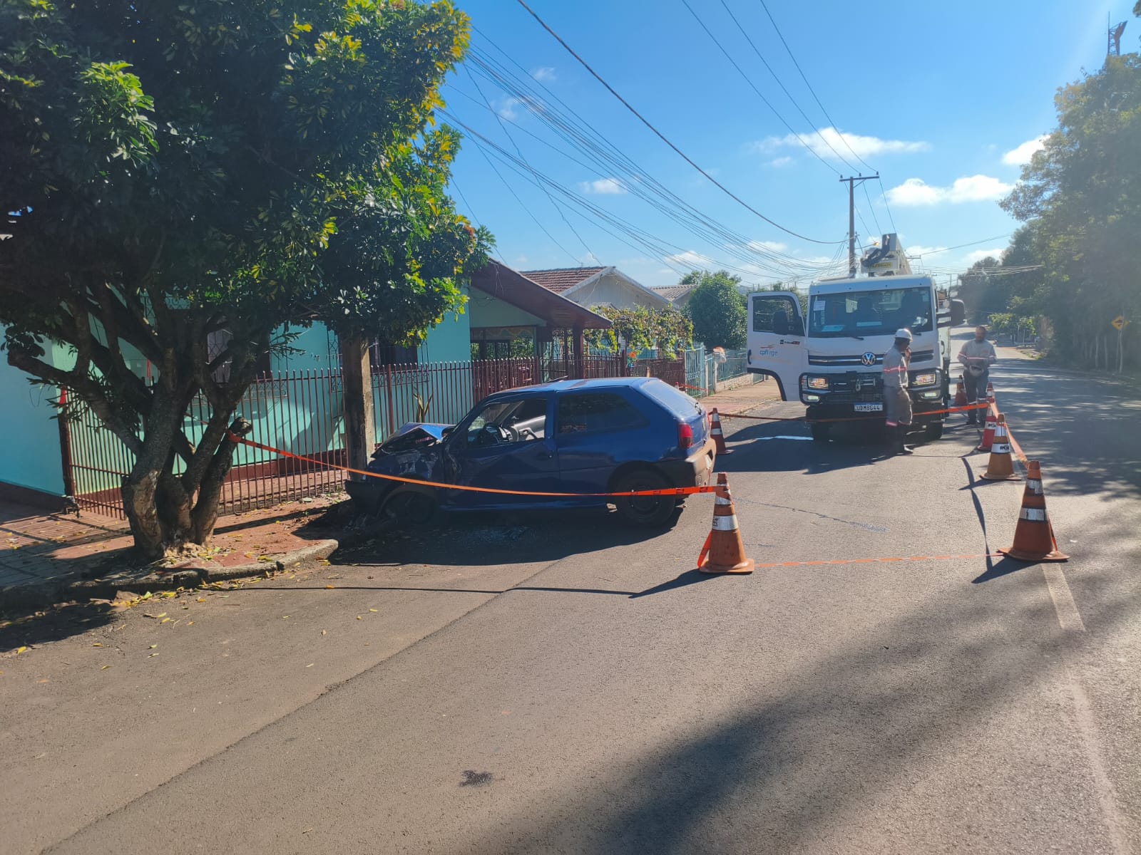 Capa Motorista fica ferida após perder controle e colidir contra poste em Palmeira das Missões