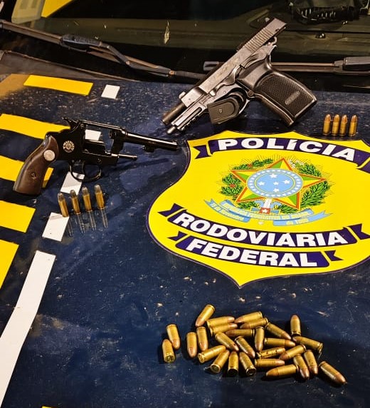 Capa PRF prende dois homens com armas de fogo em ônibus interestadual na BR-386, em Sarandi