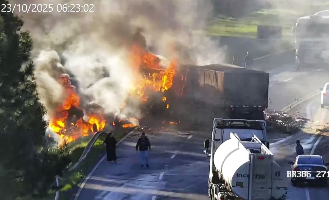 Capa Colisão frontal entre caminhões provoca incêndio e causa duas mortes na BR-386