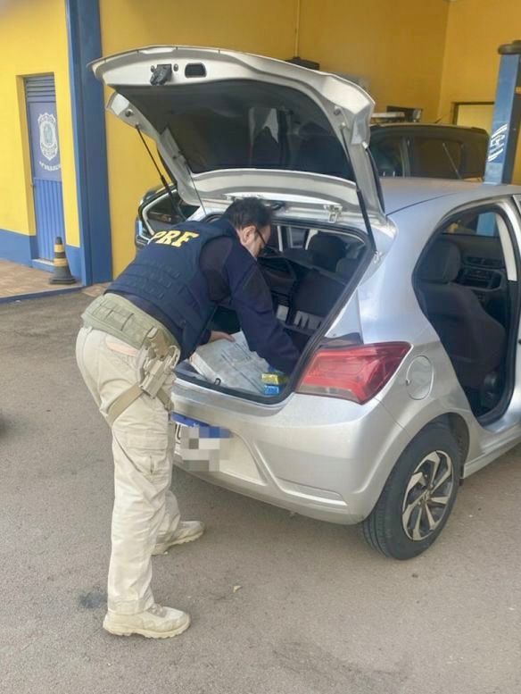 Capa PRF prende traficante com quase 250 quilos de maconha em Sarandi