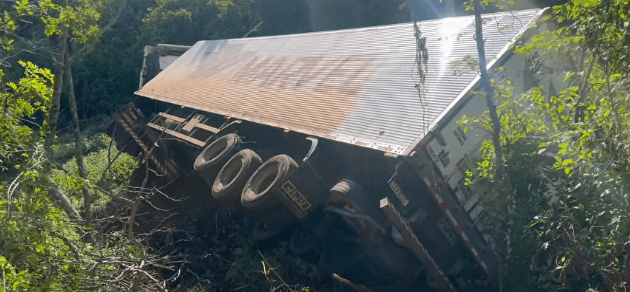 Capa Carreta sai da pista e tomba na ERS-404, em Sarandi