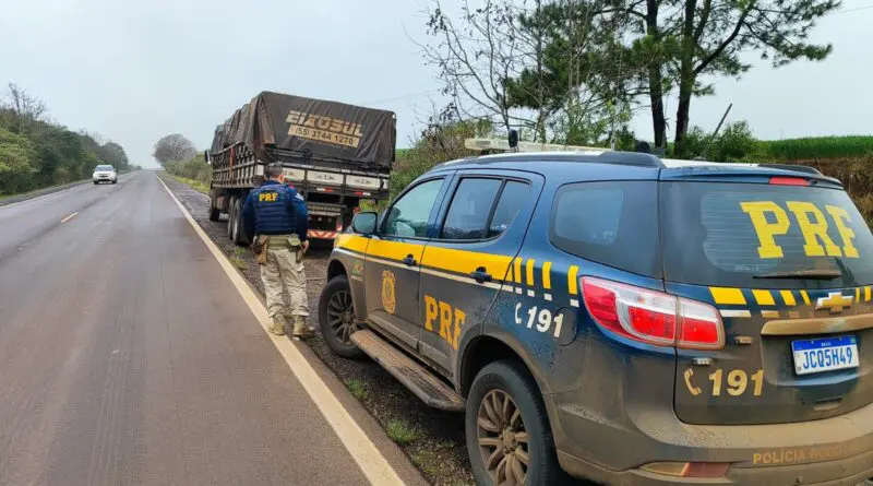 Capa PRF apreende 50 mil maços de cigarros contrabandeados escondidos em carga de feno na BR-158