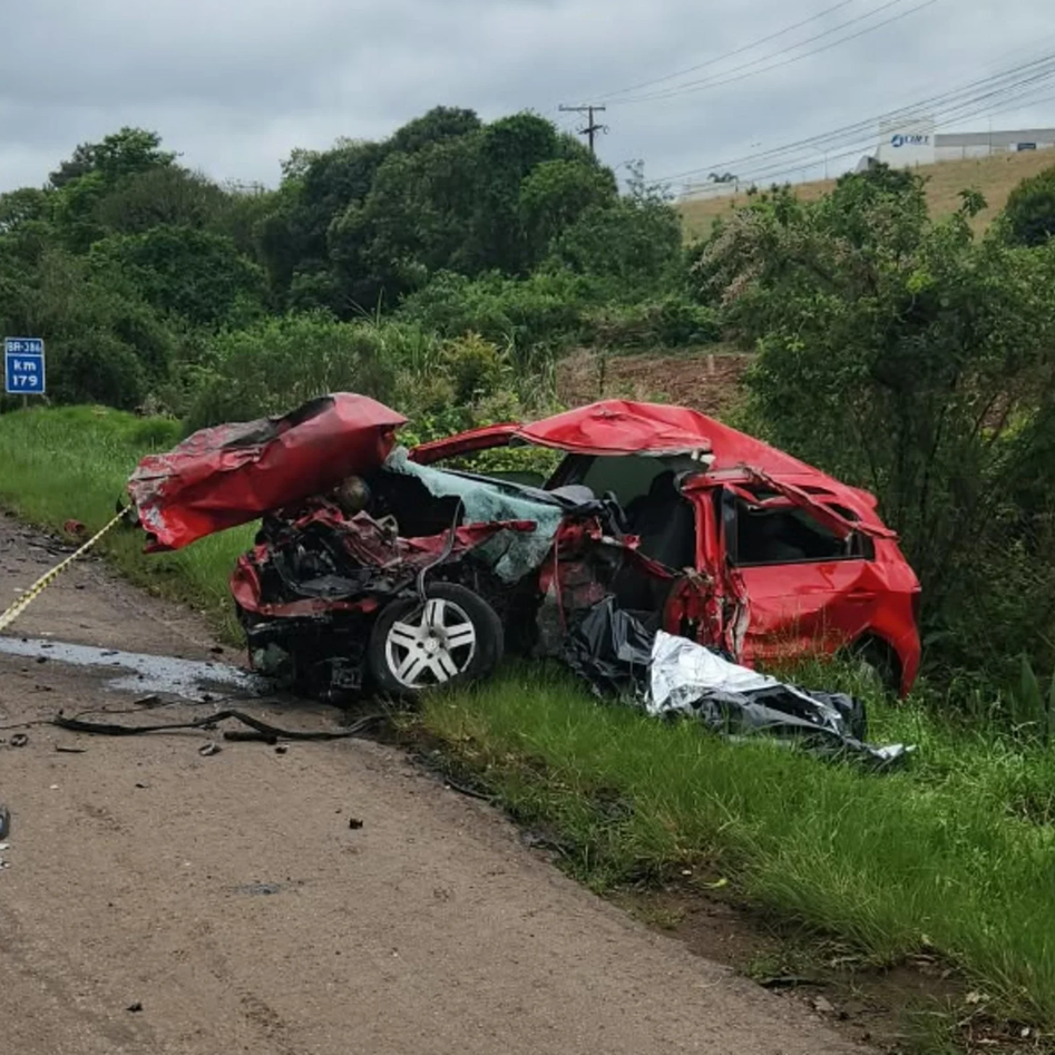 Capa Colisão frontal entre carro e caminhão deixa dois mortos em Carazinho