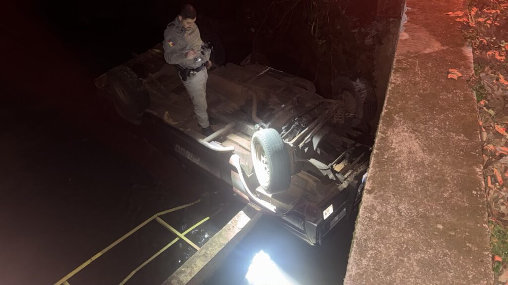 Capa Caminhonete cai de pontilhão após acidente em Panambi