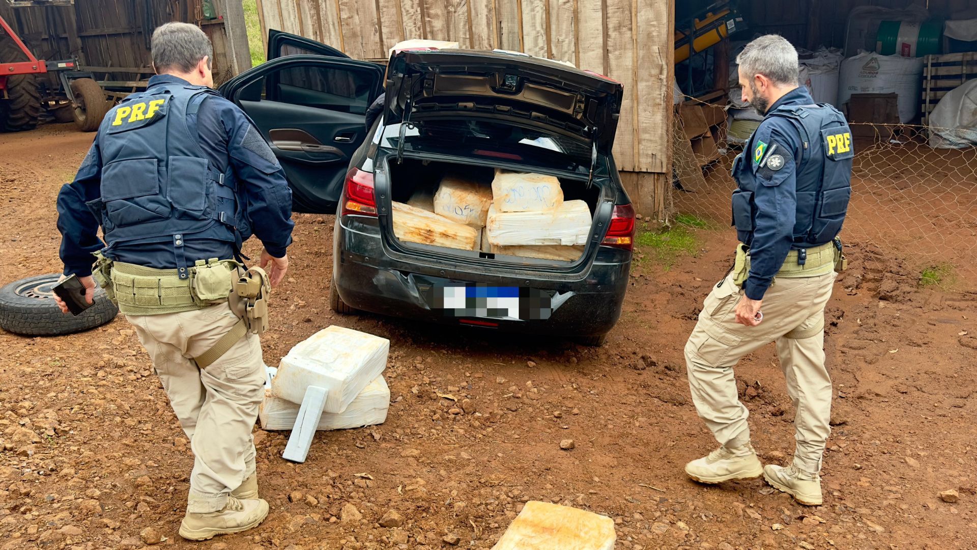 Capa PRF prende traficante com carro carregado com quase meia tonelada de maconha em Ronda Alta