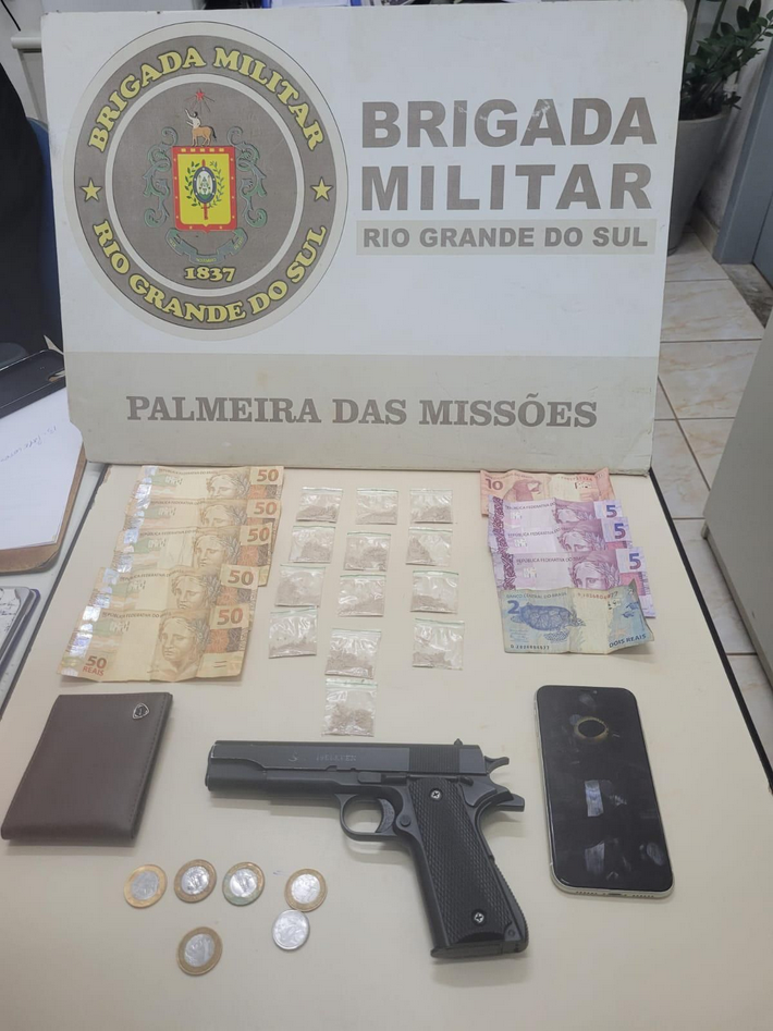 Capa Ação policial em Palmeira das Missões resulta na apreensão de drogas sintéticas e simulacro de arma