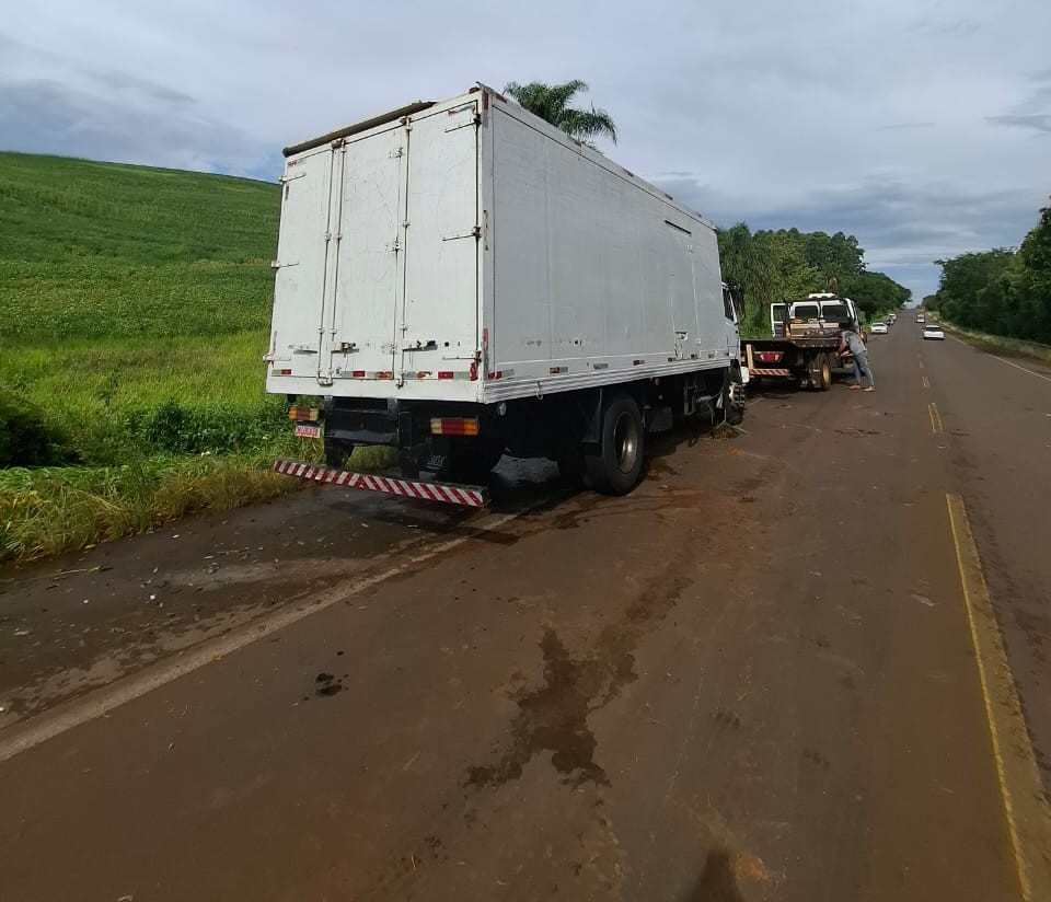 Capa Caminhão tomba após desviar de carro parado na ERS-569, em Barra Funda