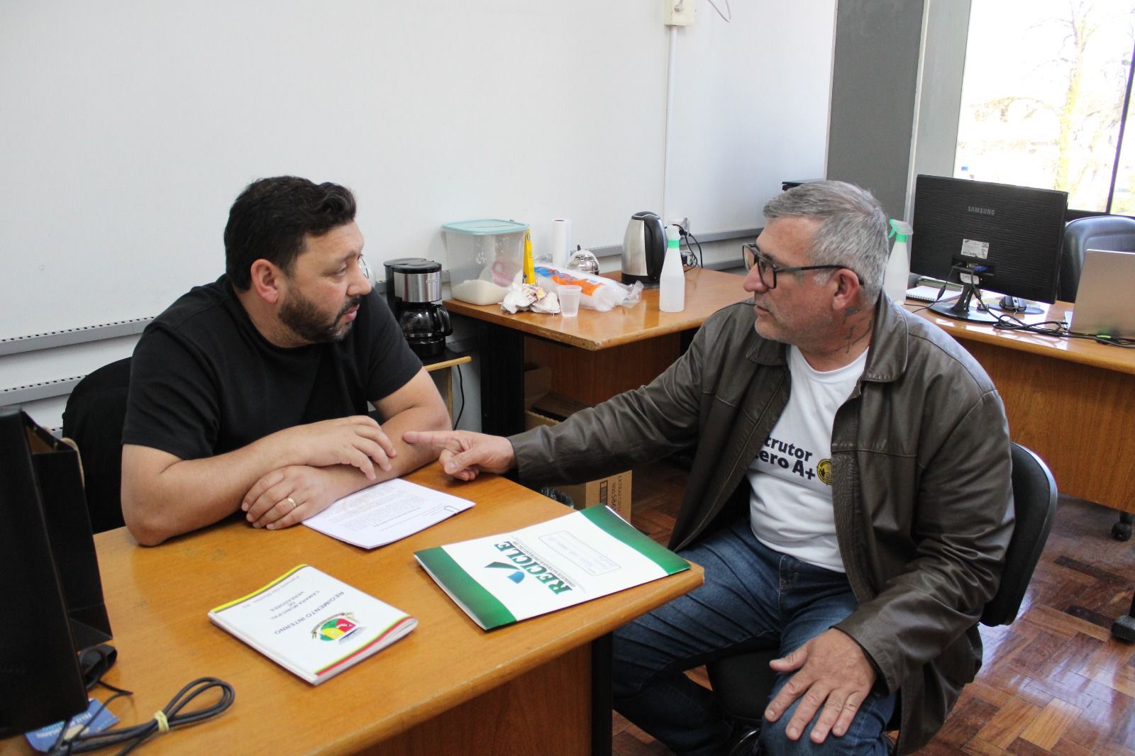 Capa Câmara de Vereadores de Palmeira das Missões recebe representante da campanha Natal Solidário