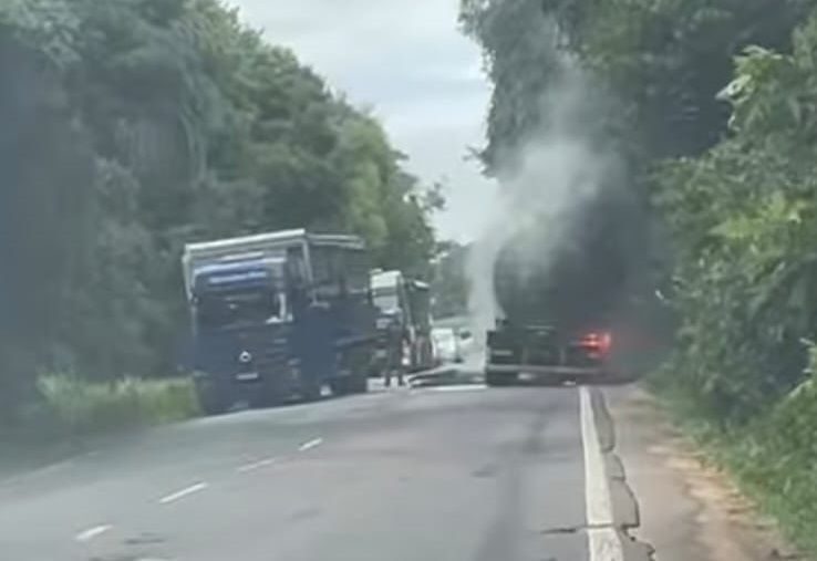 Capa Incêndio atinge caminhão-tanque e provoca bloqueio parcial da ERS-342