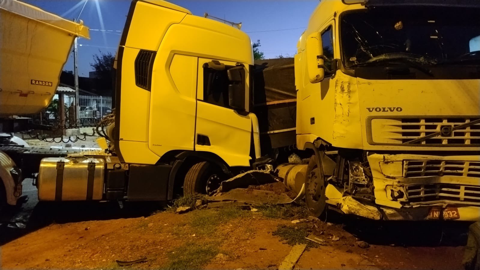 Capa Caminhão sem motorista colide com outro veículo e bloqueia rua em Palmeira das Missões