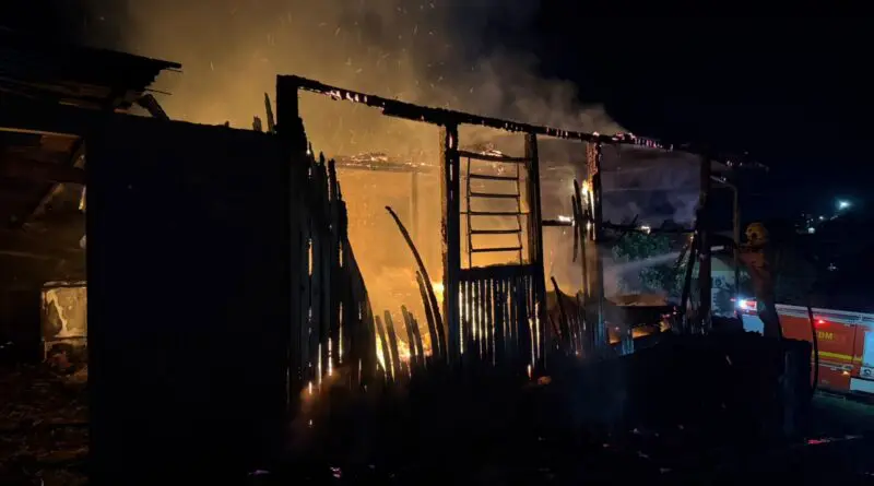 Capa Incêndio destrói residência de madeira em Panambi