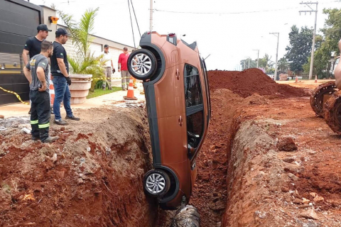 Carro cai em buraco de obra na saída da garagem de prédio em Santa Rosa