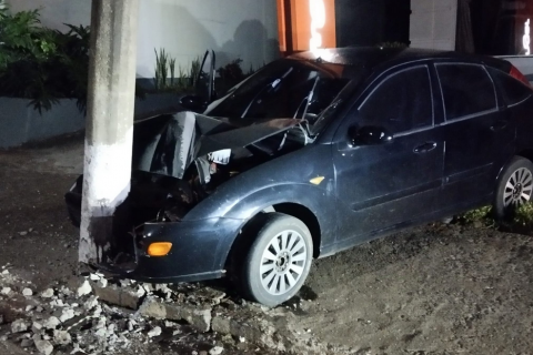 Carro acerta porte na Avenida independência em Palmeira das Missões