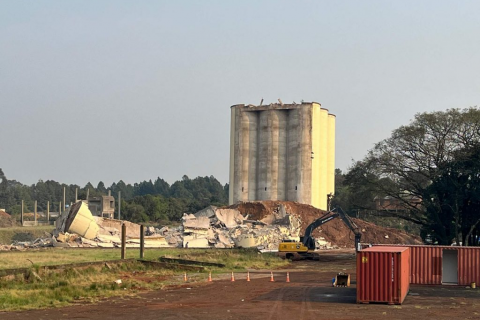 Parte da estrutura de armazenagem do Silo da Cesa de Passo Fundo é derrubada nesta manhã