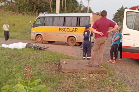 Adolescente de 17 anos morre após acidente entre moto e micro-ônibus em Planalto