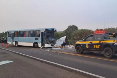 Acidente entre ônibus e caminhão resulta em uma morte e 18 feridos