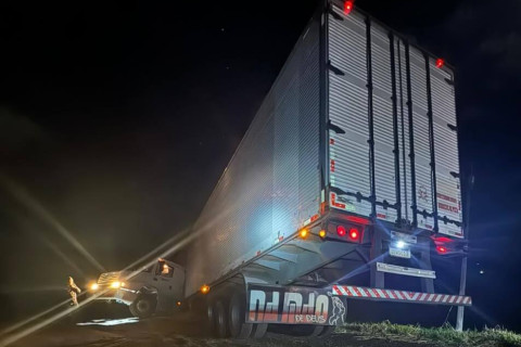 Carreta sai da pista na ERS-404 entre Rondinha e Sarandi