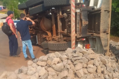 Caminhão de obras tomba em Palmeira das Missões