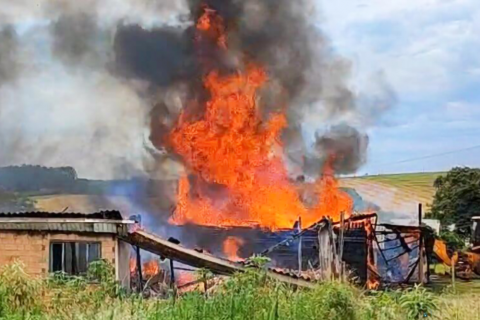 Incêndio destrói duas casas de madeira em Jaboticaba