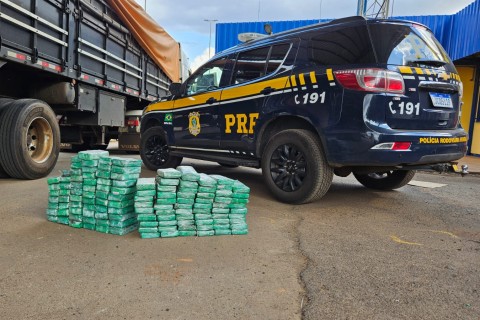 PRF prende motorista com mais de 120 quilos de cocaína escondidos nos estepes de caminhão