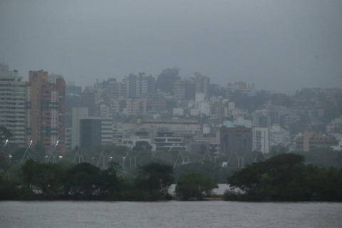 Fumaça no céu deve ser observada por pelo menos mais um mês, dizem especialistas