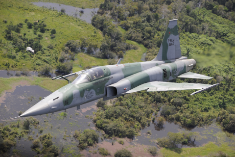 Caça da Força Aérea Brasileira cai durante exercício aéreo em Natal