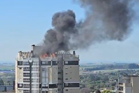 Bombeiros controlam incêndio em cobertura de prédio no centro de Carazinho