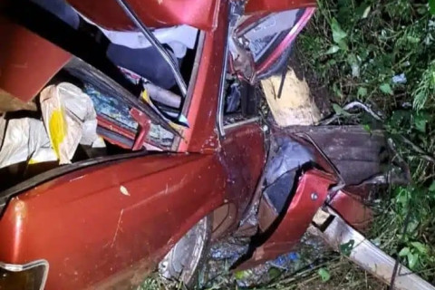 Carro sai da pista e colide em árvore na ERS-155, em Ijuí