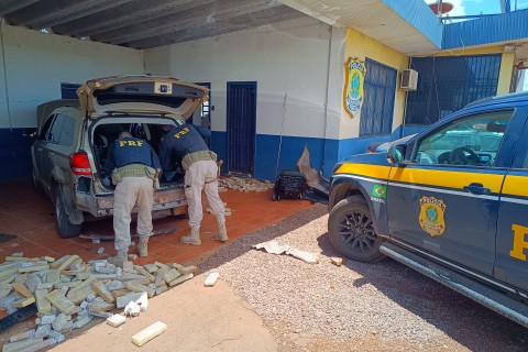 PRF prende dois homens transportando mais de 280 quilos de maconha em carro estrangeiro