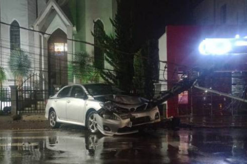 Veículo derruba poste no centro de Panambi