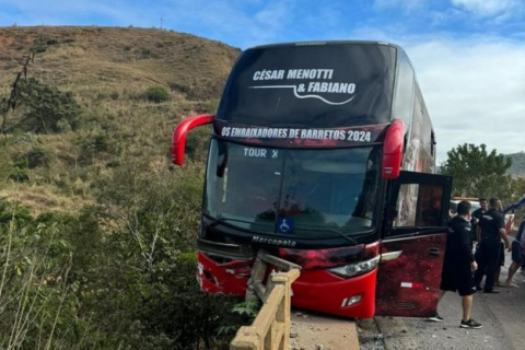 Carreta bate em ônibus de César Menotti e Fabiano em rodovia de MG