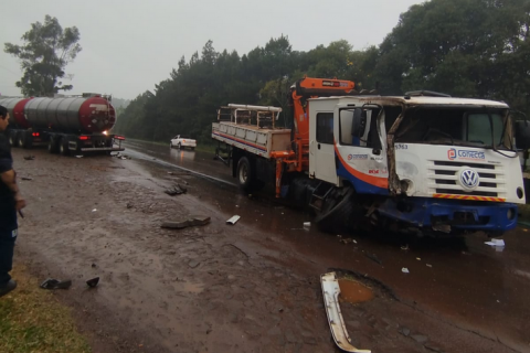 Colisão entre caminhões deixa o trânsito lento na RS-569 em Palmeira das Missões