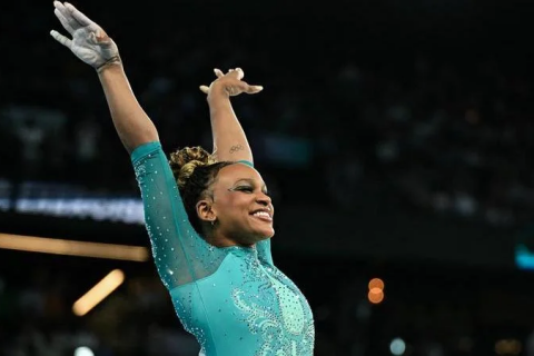 Rebeca Andrade supera Simone Biles e conquista medalha de ouro no solo