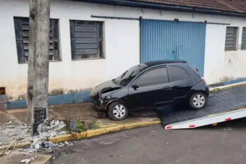 Motorista de carro atinge poste em Panambi