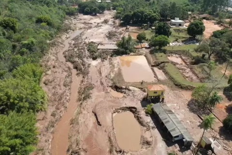 Barragem de represa em condomínio de luxo rompe e água invade casas e rodovia em MS